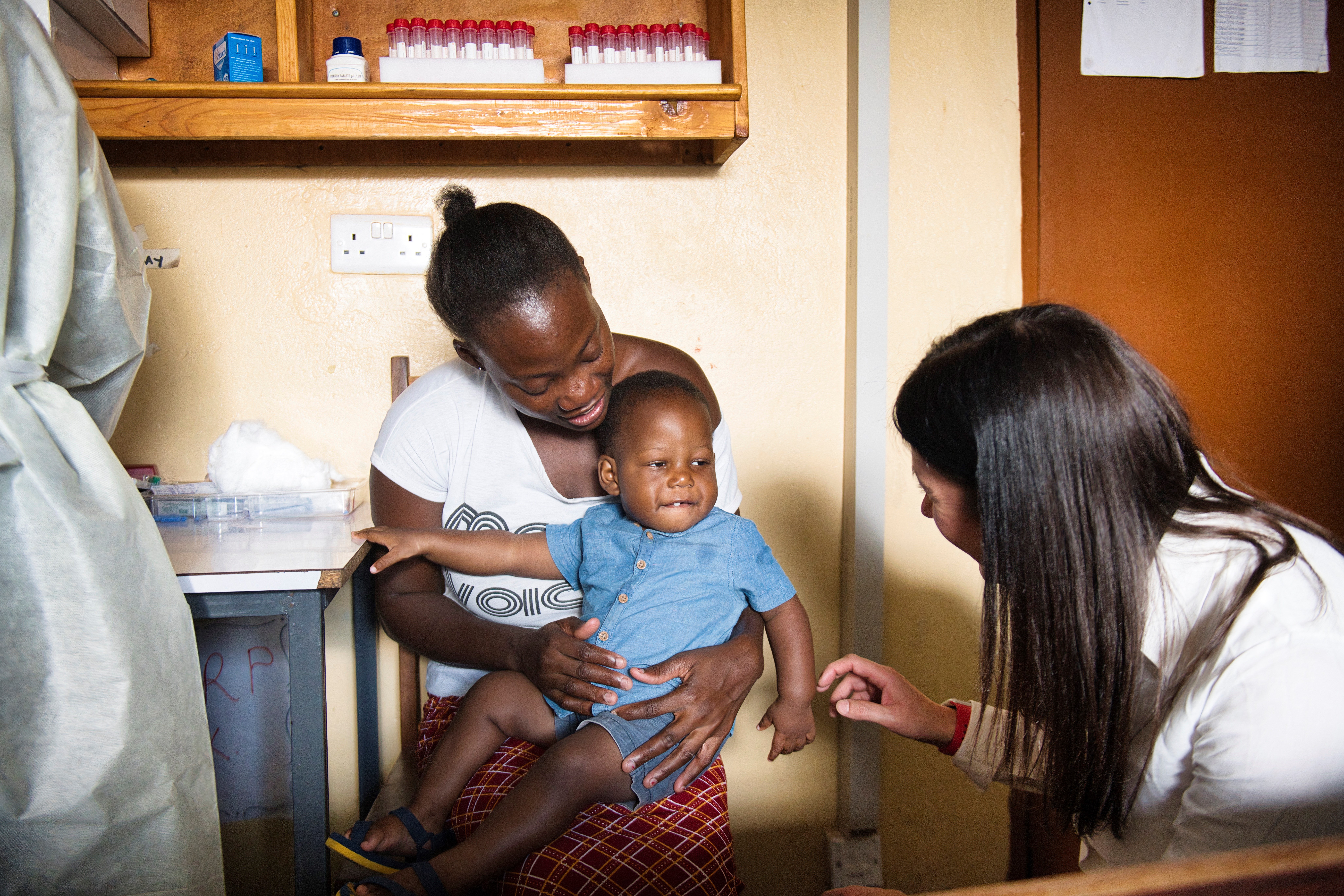 Lisa Nandy MP talks to Patience, a mother, at Shikoswe Health Centre